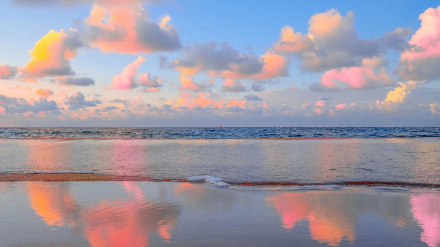 海边日落云彩倒影粉紫蓝白风景电脑壁纸