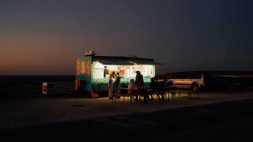 黄昏余晖下餐车与食客剪影海边宁静夜景摄影人文风土电脑壁纸