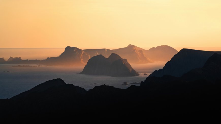 挪威罗弗敦群岛日落海山剪影橙金自然风景电脑壁纸