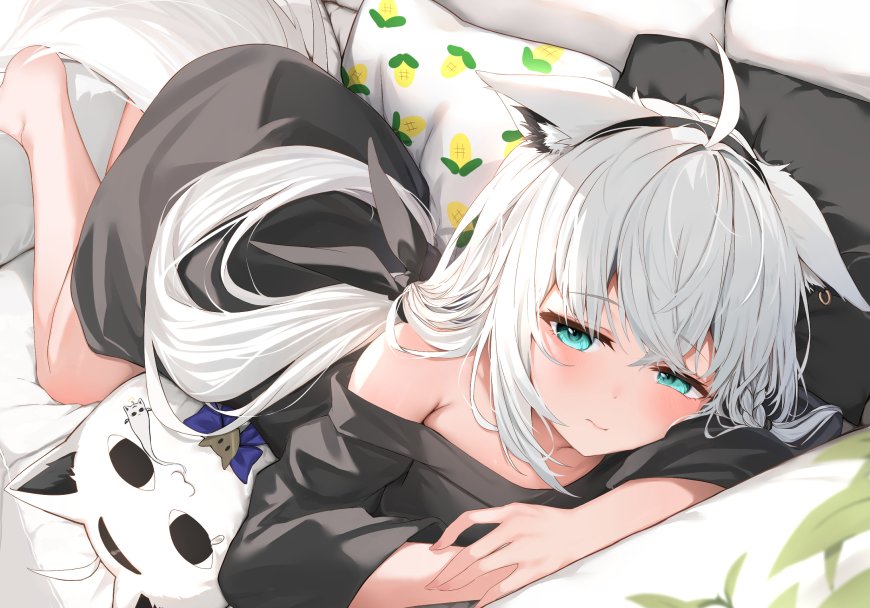 银发猫耳少女侧卧床榻蓝眸微醺粉白动漫电脑壁纸