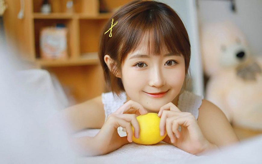 精选短发美女夏季清凉装玩球的女孩