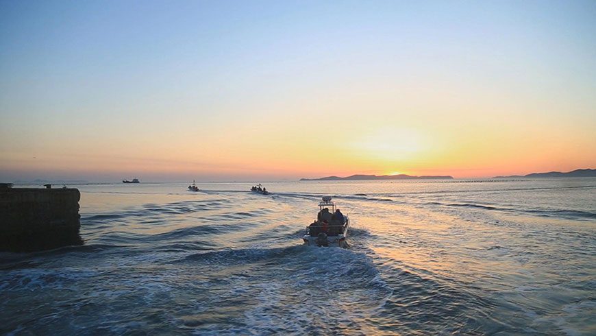 渔船出海场景大海壁纸