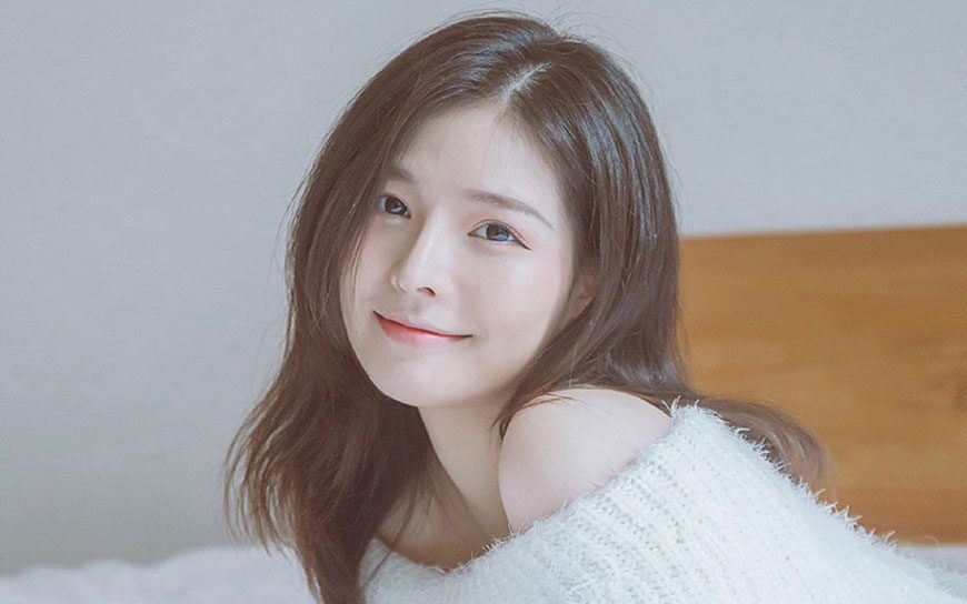 穿毛衣的长发美女壁纸