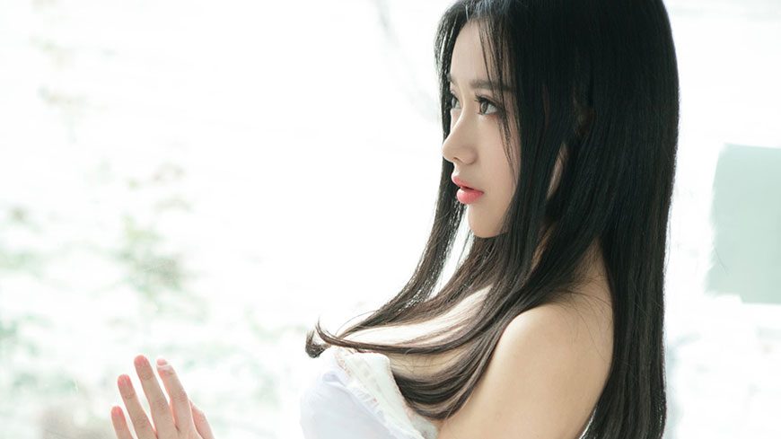 窗边的性感美女电脑壁纸