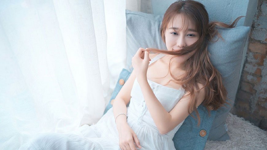 小清新居家长裙美女图片壁纸
