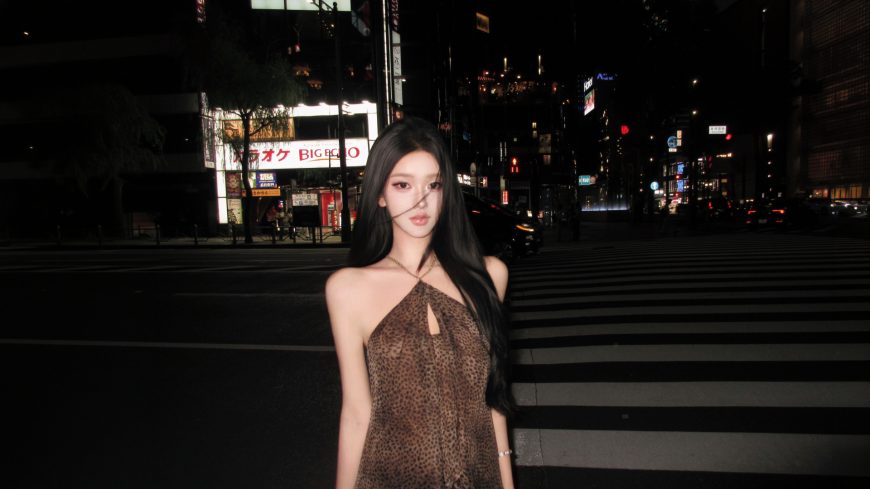 美女豹纹挂脖裙夜街斑马线前灯光闪烁都市摄影人物电脑壁纸