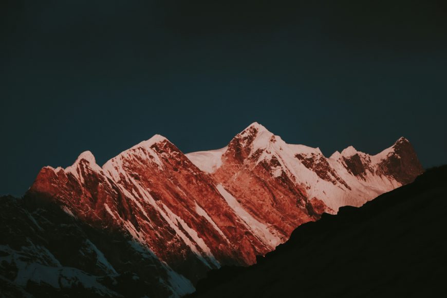 雪山日落金光染峰顶壮丽高原风光风景电脑壁纸