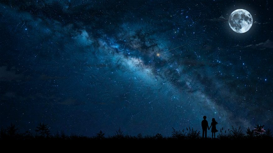 情侣剪影仰望银河满月深蓝夜空浪漫氛围风景电脑壁纸
