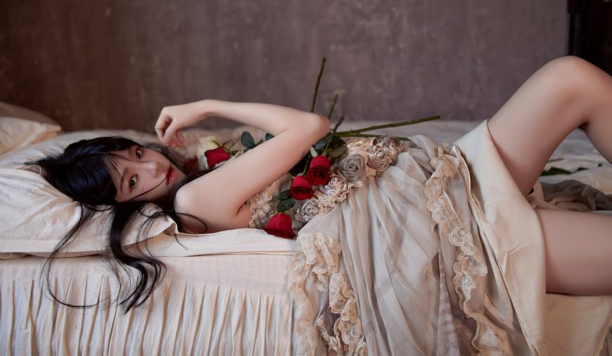 美女躺卧床榻玫瑰点缀柔美光影摄影人物电脑壁纸