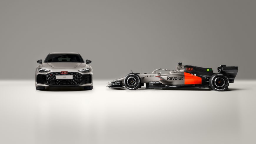 奥迪RS5与F1赛车同框展示高性能混动科技汽车电脑壁纸